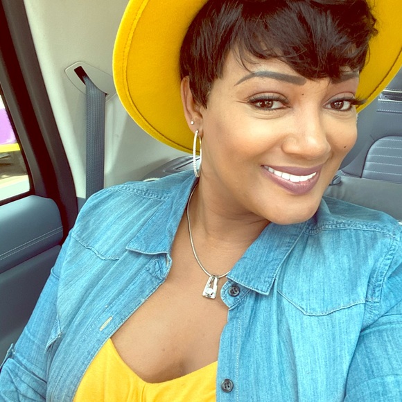 Shopaholic I am 👜👠🛍💝 - Picture 1 of 3